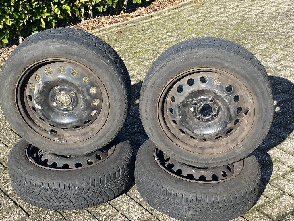 Set: 4 winterbanden (165/65/R15) op stalen velg + wieldoppen, Auto-onderdelen, Gebruikt, 15 inch, Band(en), Winterbanden