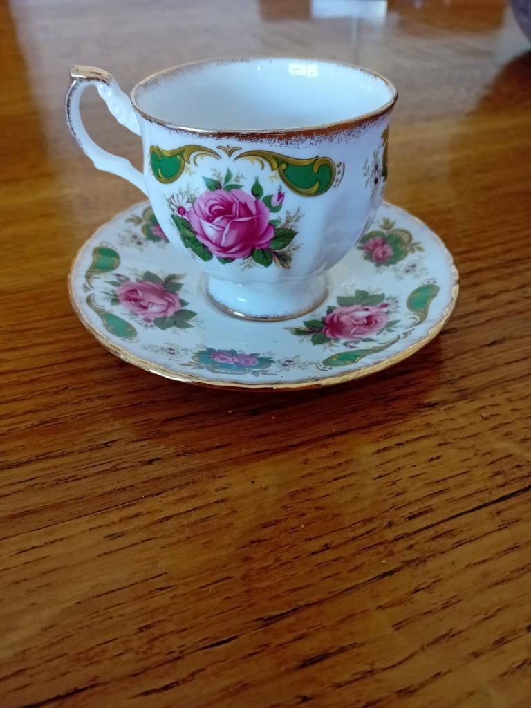 Queens Rosina China theekop en schotel, Ophalen of Verzenden, Zo goed als nieuw, Porselein, Kop en/of schotel
