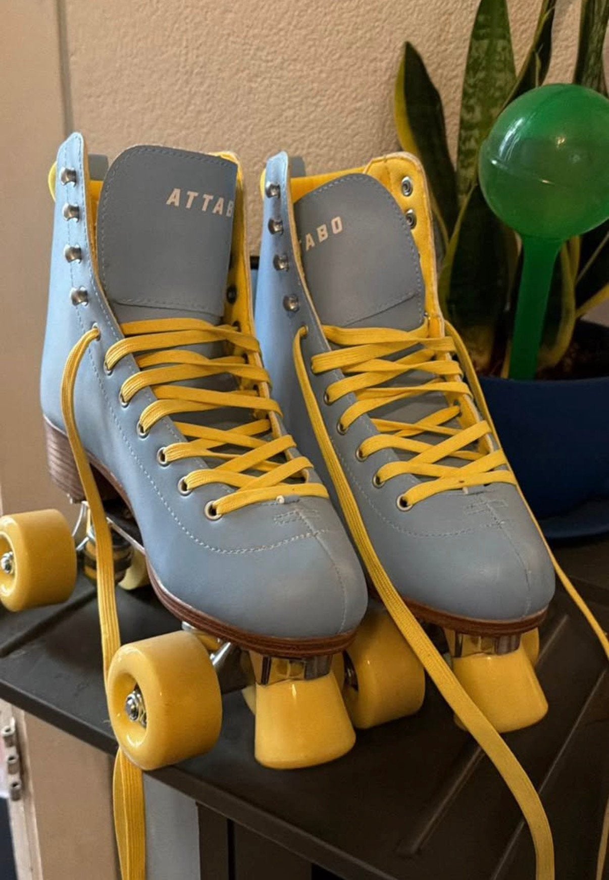 Attobo Roller Skates, Verstelbaar, Zo goed als nieuw, Inline skates 4 wielen, Dames
