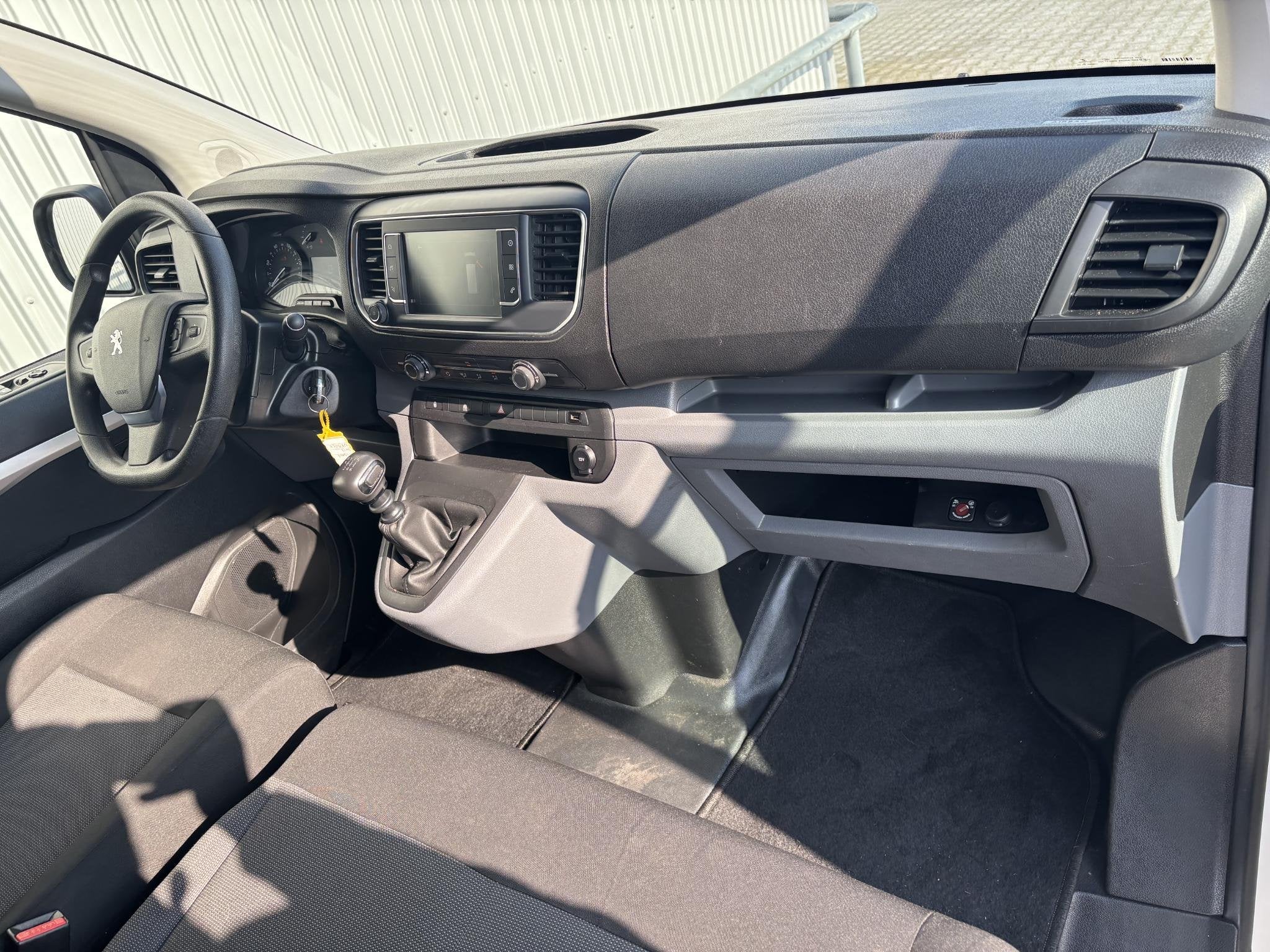 Peugeot Expert 2.0 Lang*DC*CARPLAY*CRUISE*CAMERA*NAVI*HAAK*I, Voorwielaandrijving, Stof, Gebruikt, 2500 kg