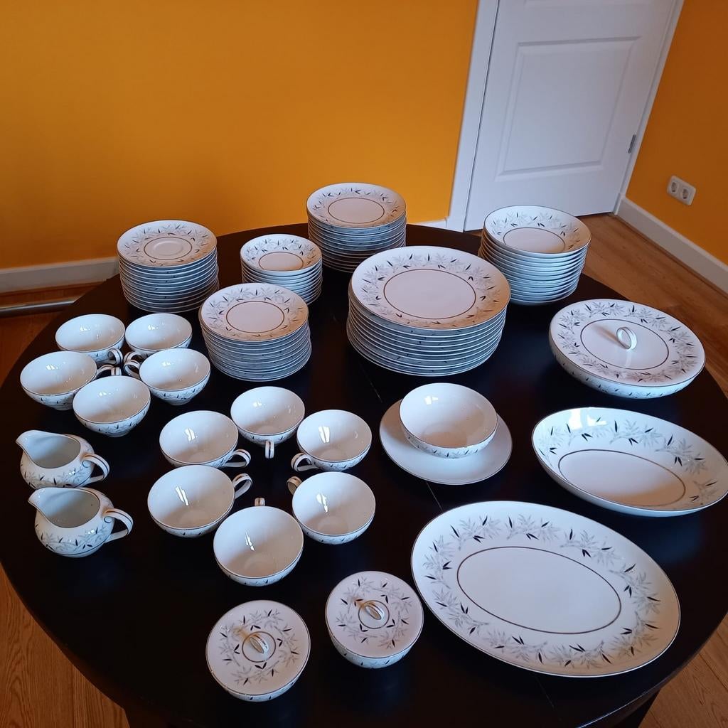 Uitgebreid servies met elegant bladmotief, Ophalen of Verzenden, Zo goed als nieuw, Overige stijlen, Porselein