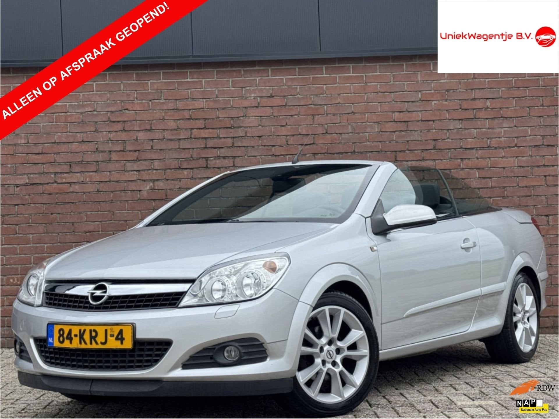 Opel Astra TwinTop 1.8 ENJOY | NL-AUTO! | LEDER! | NAVI!, Auto's, Voorwielaandrijving, Gebruikt, Zwart, 4 cilinders