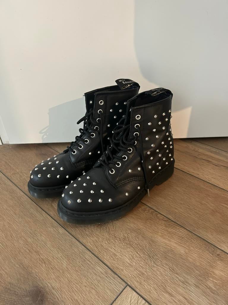 Zwarte Dr. Martens laarzen met studs 41, Kleding | Dames, Schoenen, Zwart, Lage of Enkellaarzen, Ophalen of Verzenden, Zo goed als nieuw