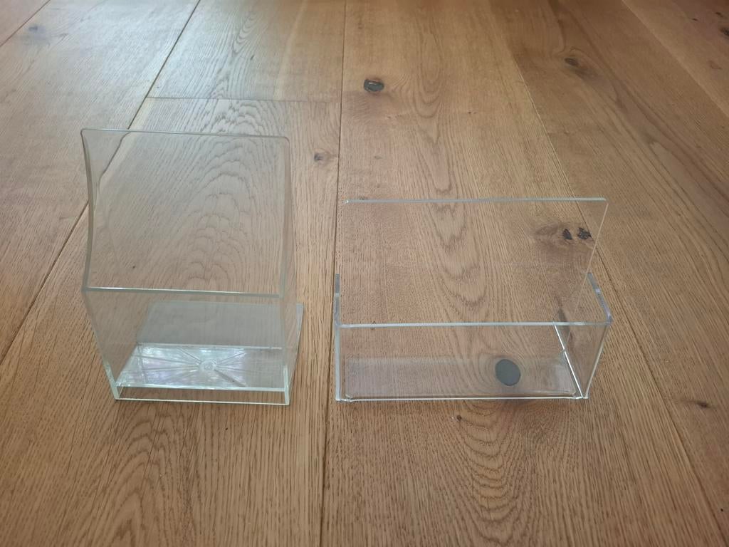 Set van 2 Plexiglas Houders voor Display of Opslag, Ophalen of Verzenden, Gebruikt