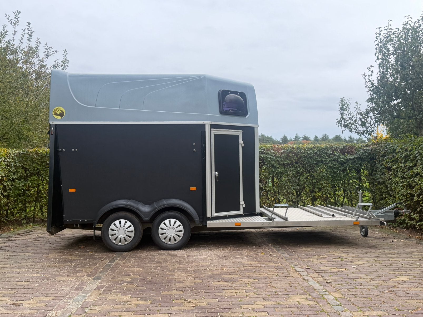 Zeer nette 2 paards humbaur mentrailer met aluminium bodem, Ophalen, Aluminium, Zo goed als nieuw, 2-paards trailer