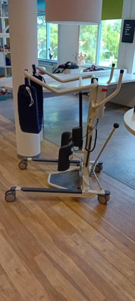 Actieve tillift voor toiletgang en transfers, Diversen, Verpleegmiddelen, Ophalen