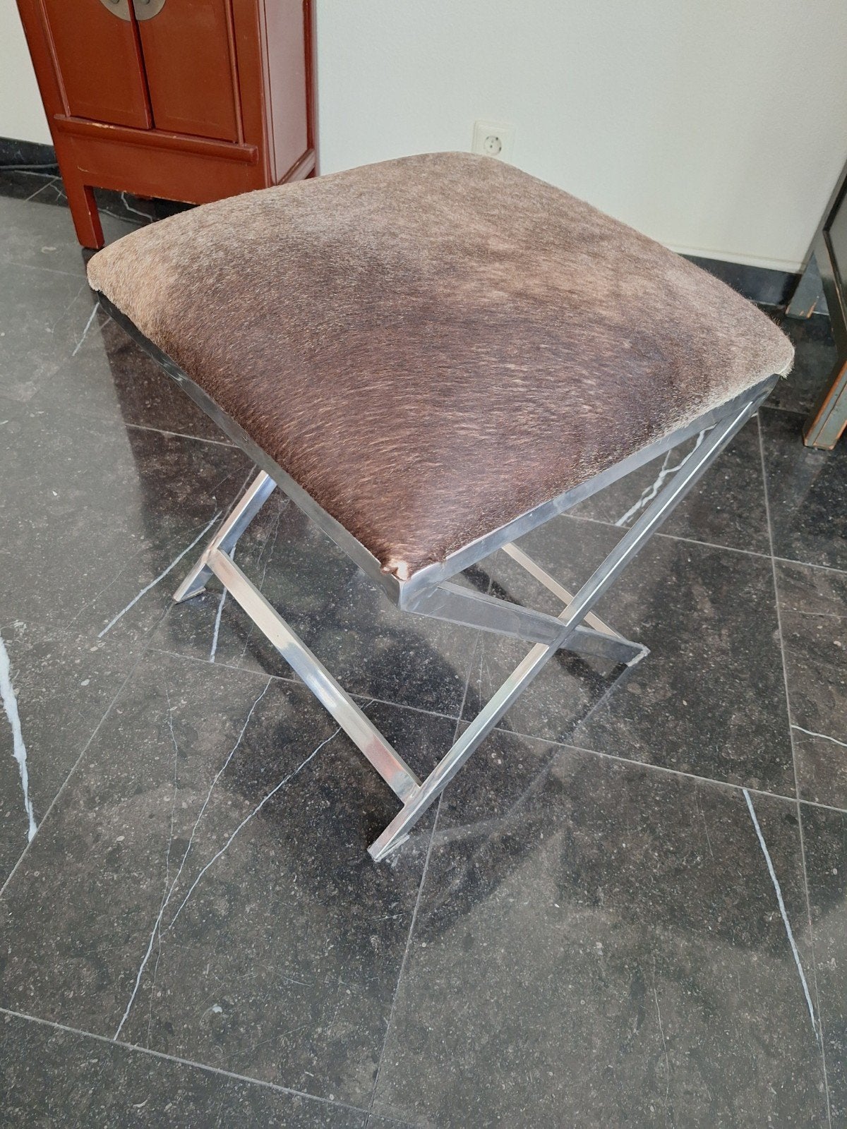 Poef / voetenbankje / krukje  met koeienhuid en Chrome onder, Minder dan 50 cm, Gebruikt, Vierkant, Minder dan 50 cm