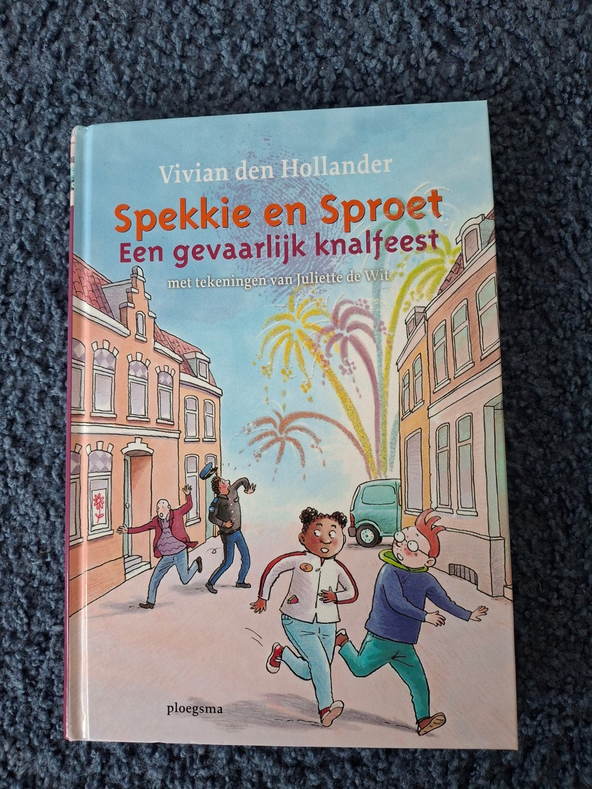 Spekkie en Sproet: Een gevaarlijk knalfeest - V den Holl, Ophalen of Verzenden, Zo goed als nieuw, Vivian den Hollander, Fictie algemeen