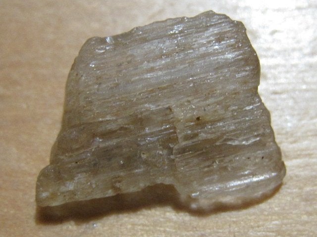 mi. ruwe edelsteen SCAPOLIET (2) bijzondere, Verzenden, Mineraal
