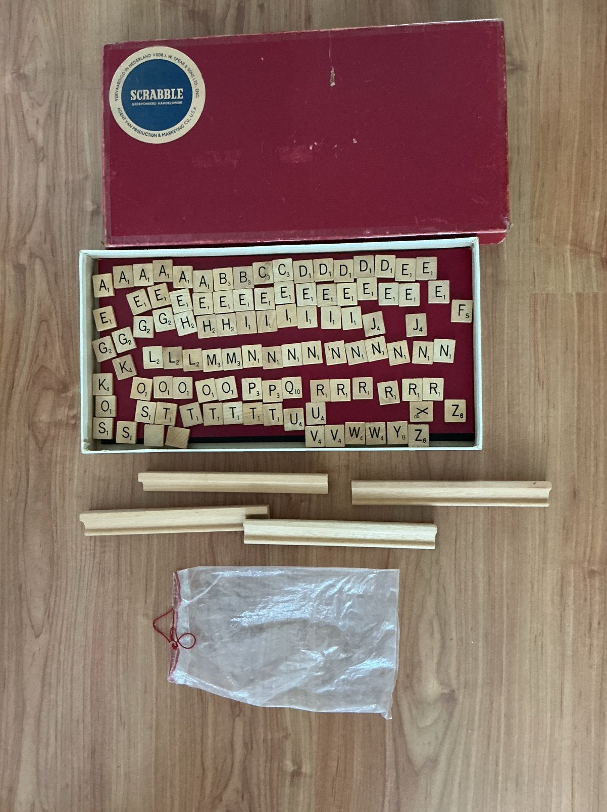 Scrabble spel met HOUTEN letters + HOUTEN plankjes vintage, Een of twee spelers, Ophalen of Verzenden, Gebruikt