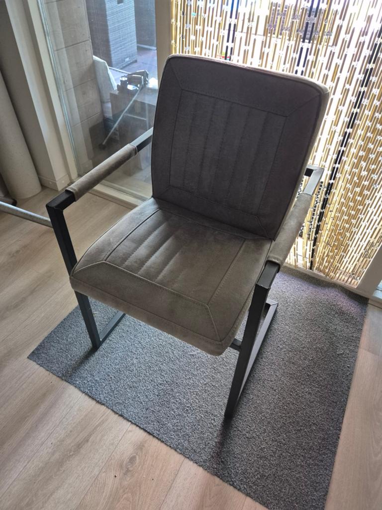 Grijze eetkamerstoel met armleuningen, Huis en Inrichting, Stoelen, Ophalen, Gebruikt, Stof, Eén