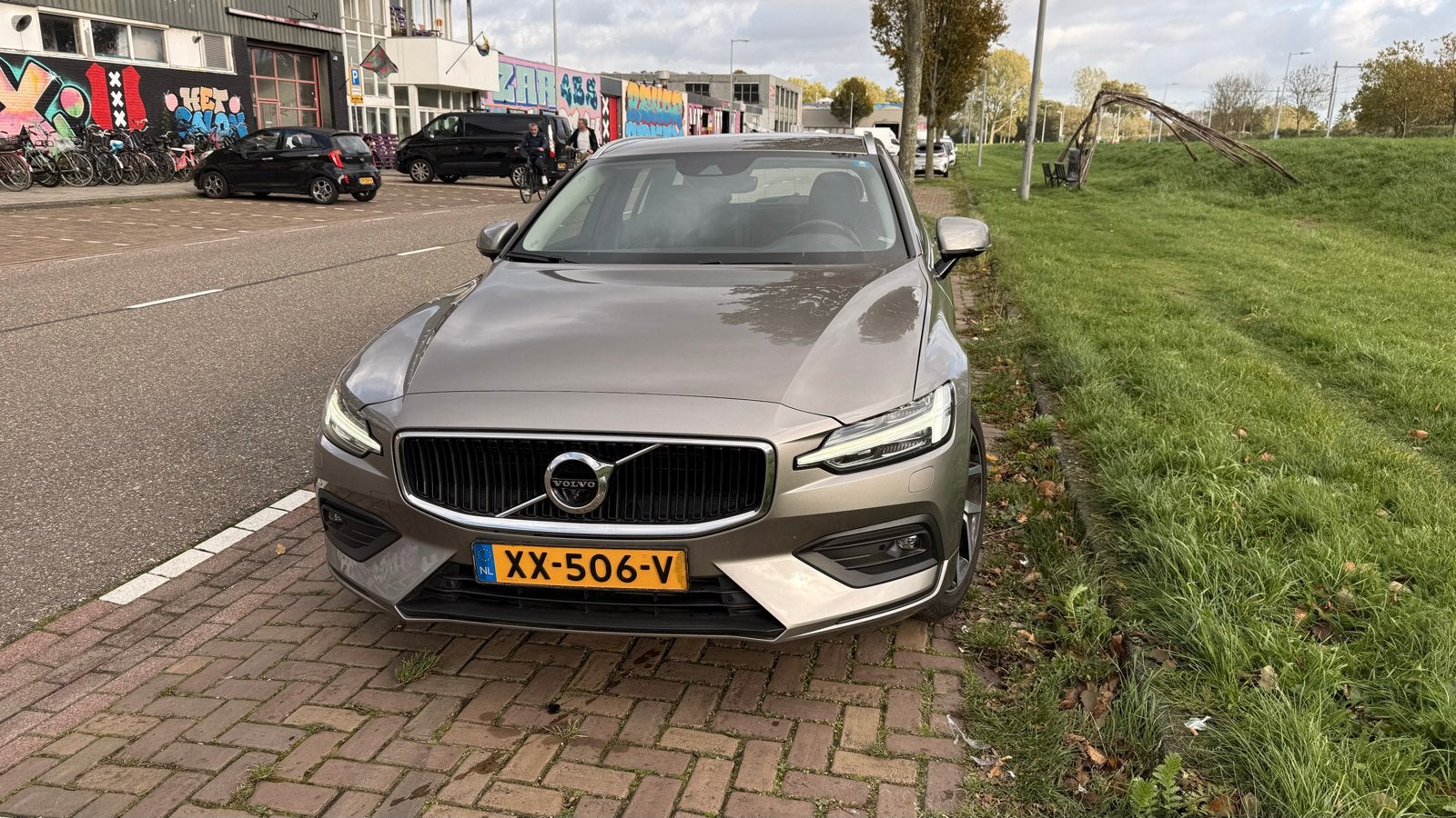 Volvo V60 T5 2019 | 360 camera | Momentum Pro, Auto's, Dealer onderhouden, Bi-Xenon koplampen, 1800 kg, Zwart