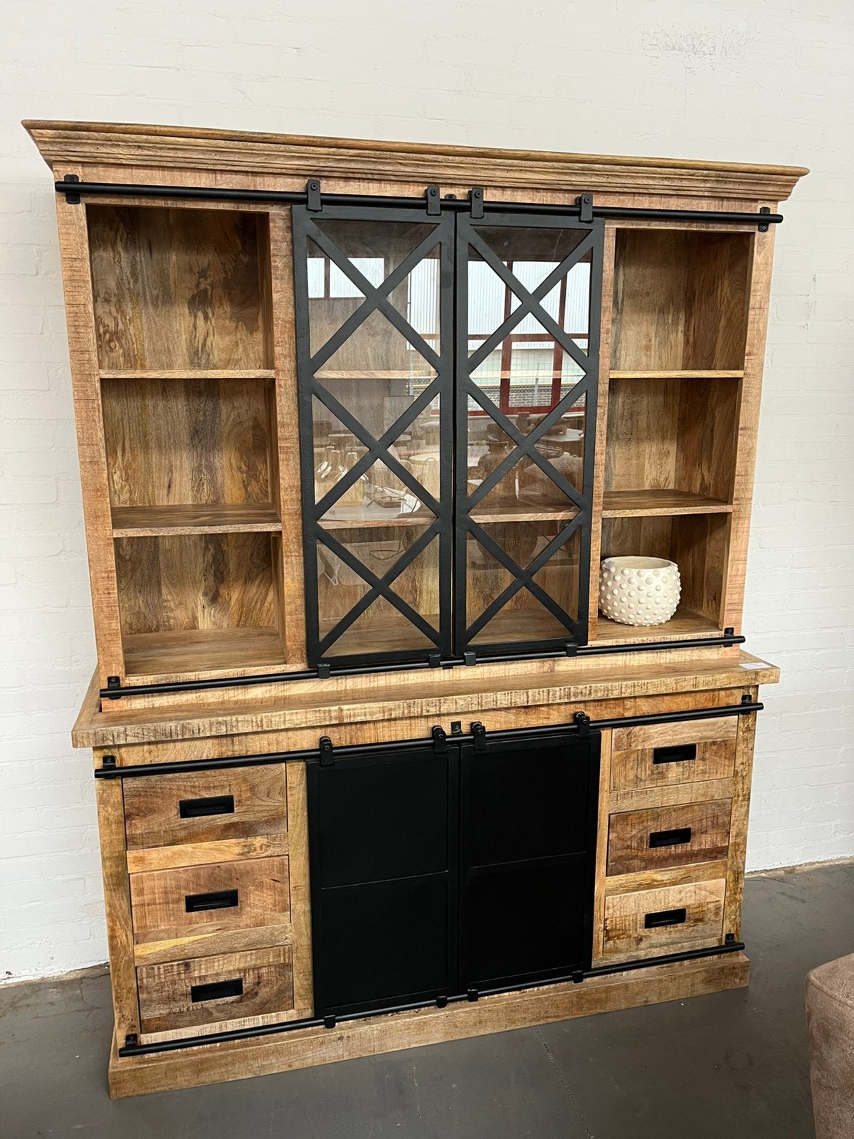 Magazijn leegverkoop vitrinekast Lotte mangohout staal zwart, Huis en Inrichting, Woonaccessoires | Overige, Hout, Nieuw, Ophalen of Verzenden