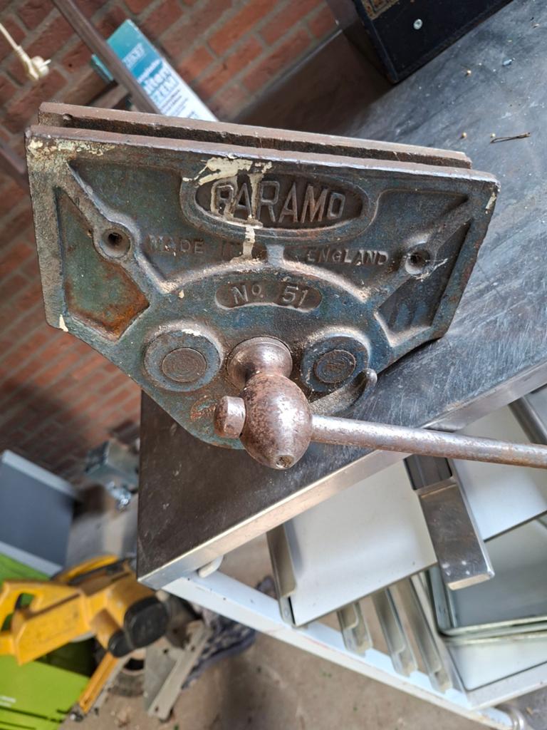 Oude bankschroef, Doe-het-zelf en Verbouw, Gereedschap | Handgereedschap, Ophalen of Verzenden, Gebruikt
