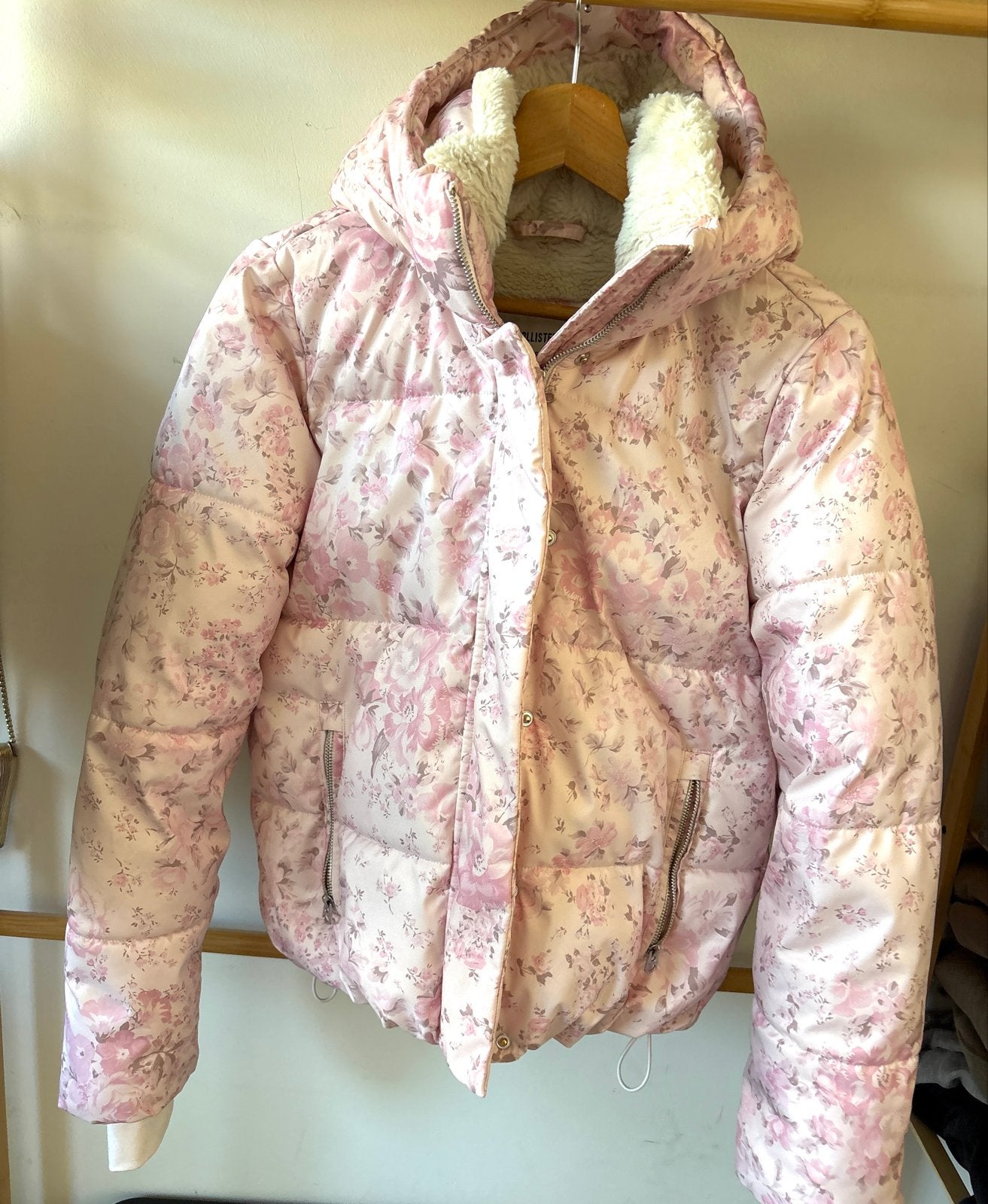 Hollister Roze Bloemen gewatteerd jack - Maat XS, Kleding | Dames, Ophalen of Verzenden, Zo goed als nieuw, Maat 34 (XS) of kleiner