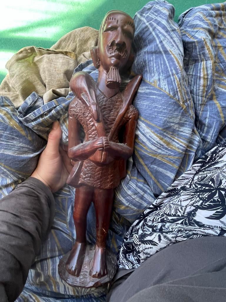 Uniek handgesneden houten beeld van Afrikaanse man, Antiek en Kunst, Ophalen, Handgemaakt, 20 - 50 cm, Beeld