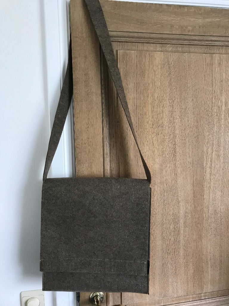 Zeer mooie schoudertas in vilt, Ophalen of Verzenden, Zo goed als nieuw