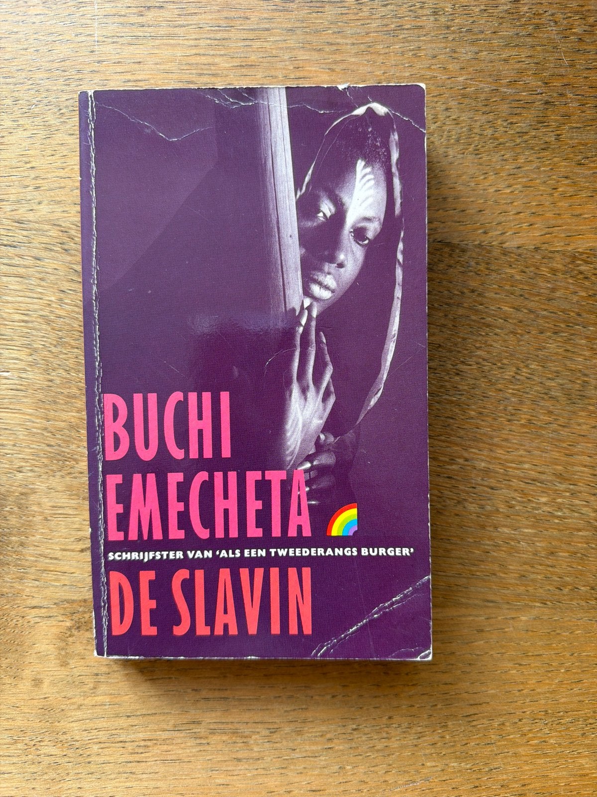 De Slavin - Buchi Emecheta (Rainbow Pocketboek), Ophalen of Verzenden, Gelezen, Wereld overig