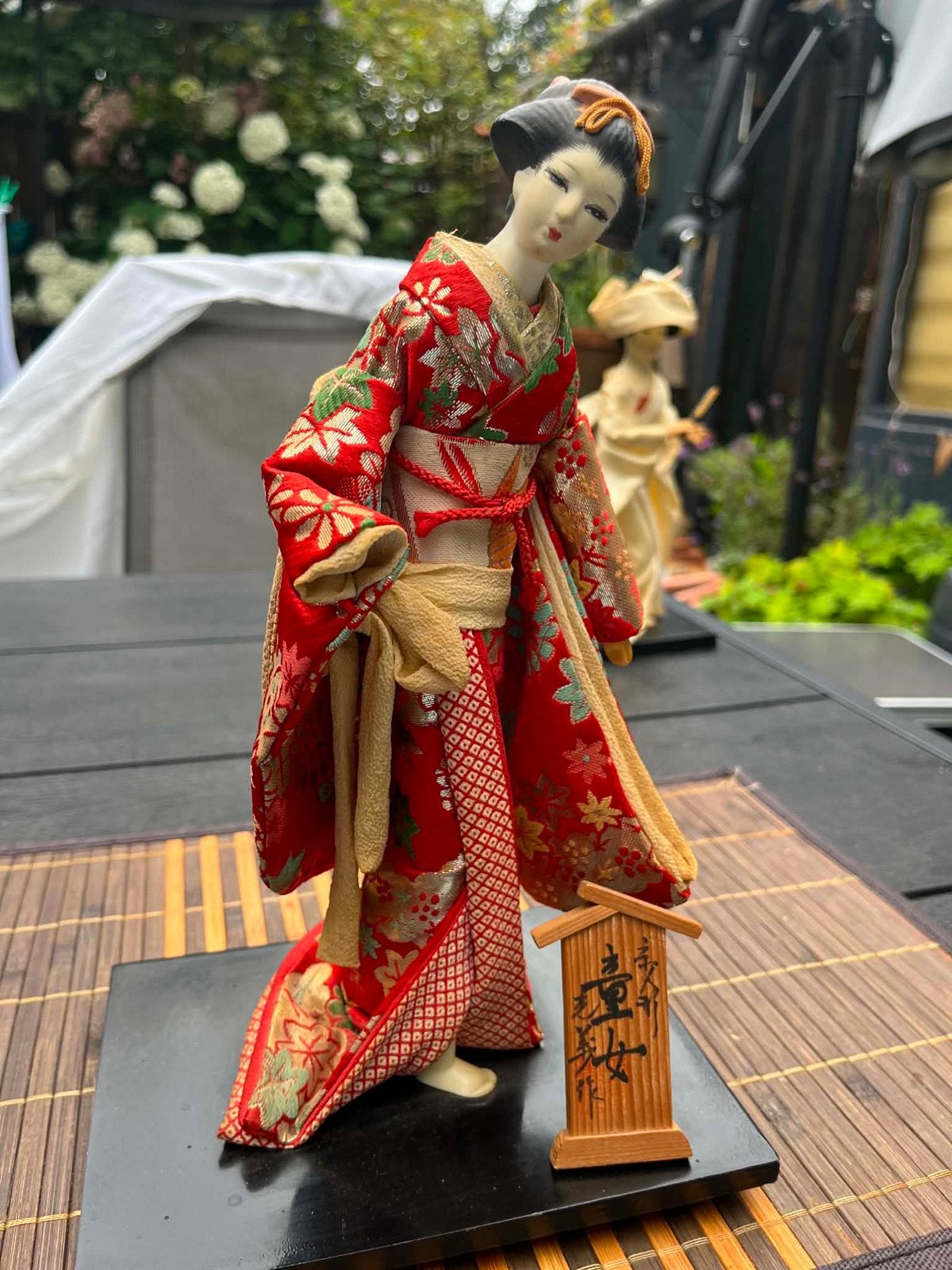 Japanse Geisha Pop in Rode Kimono - Decoratief Beeldje, Ophalen of Verzenden, Zo goed als nieuw
