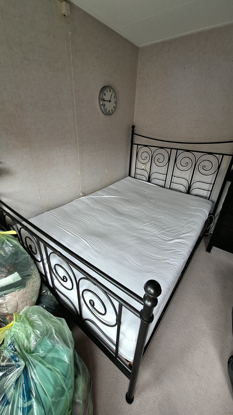 IKEA Noresund bed. Met spiegel, hangrek, matras en topper, Ophalen, Gebruikt, Zwart, Tweepersoons