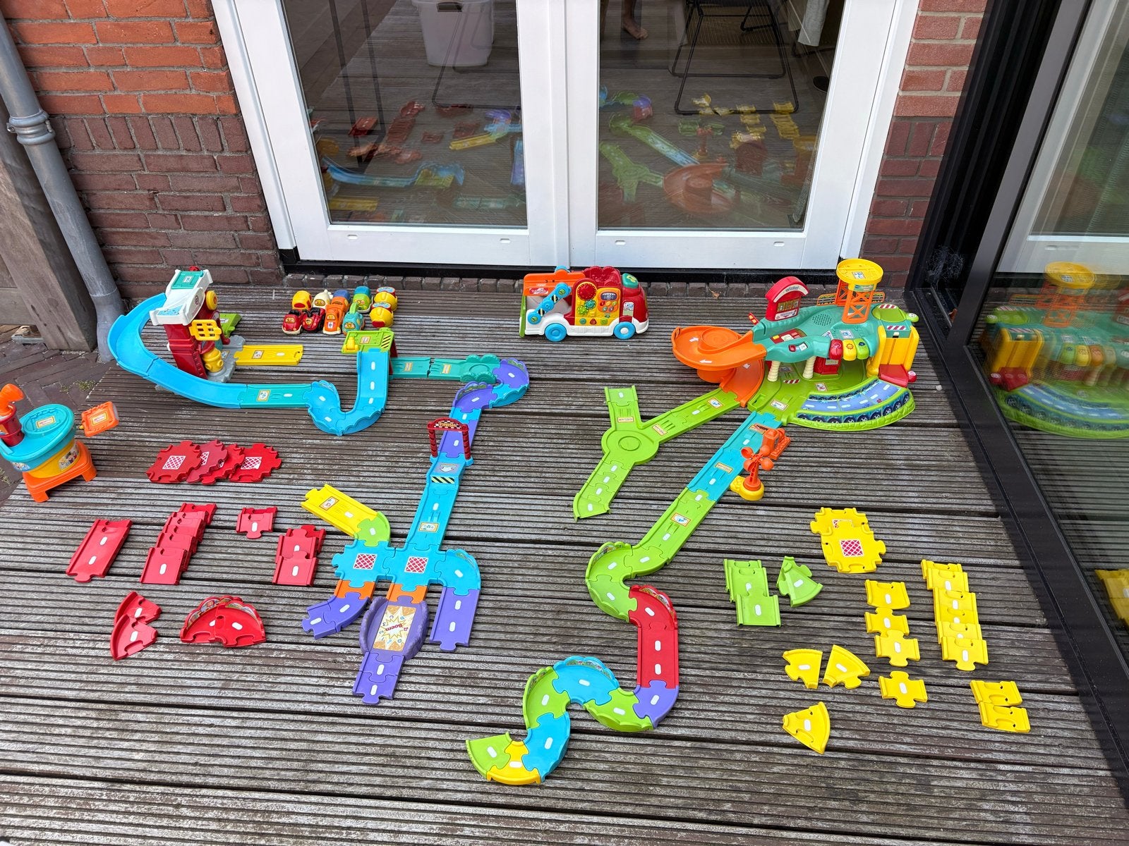 Grote VTech Toet Toet Auto's collectie met brandweerkazerne, Ophalen, Gebruikt, 6 maanden tot 2 jaar