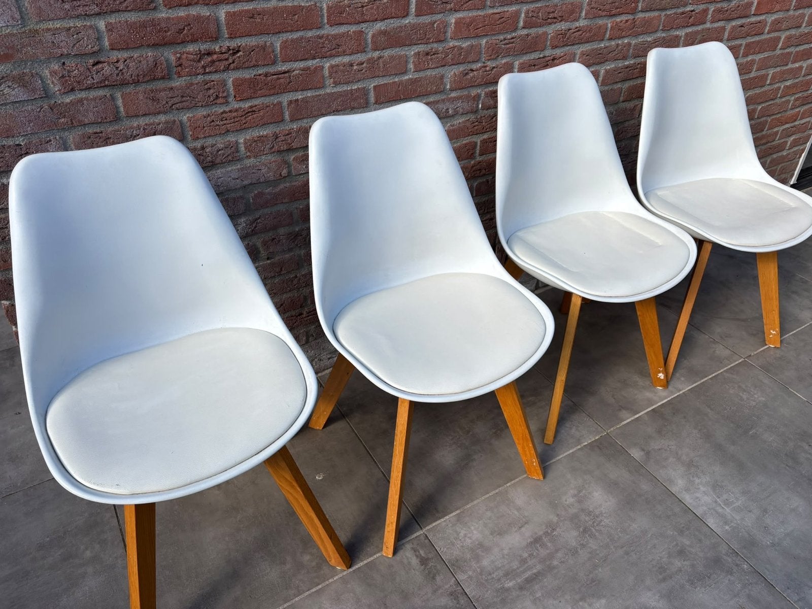 Set van 4 Witte Eetkamerstoelen met Houten Poten, Ophalen, Gebruikt, Wit, Vier