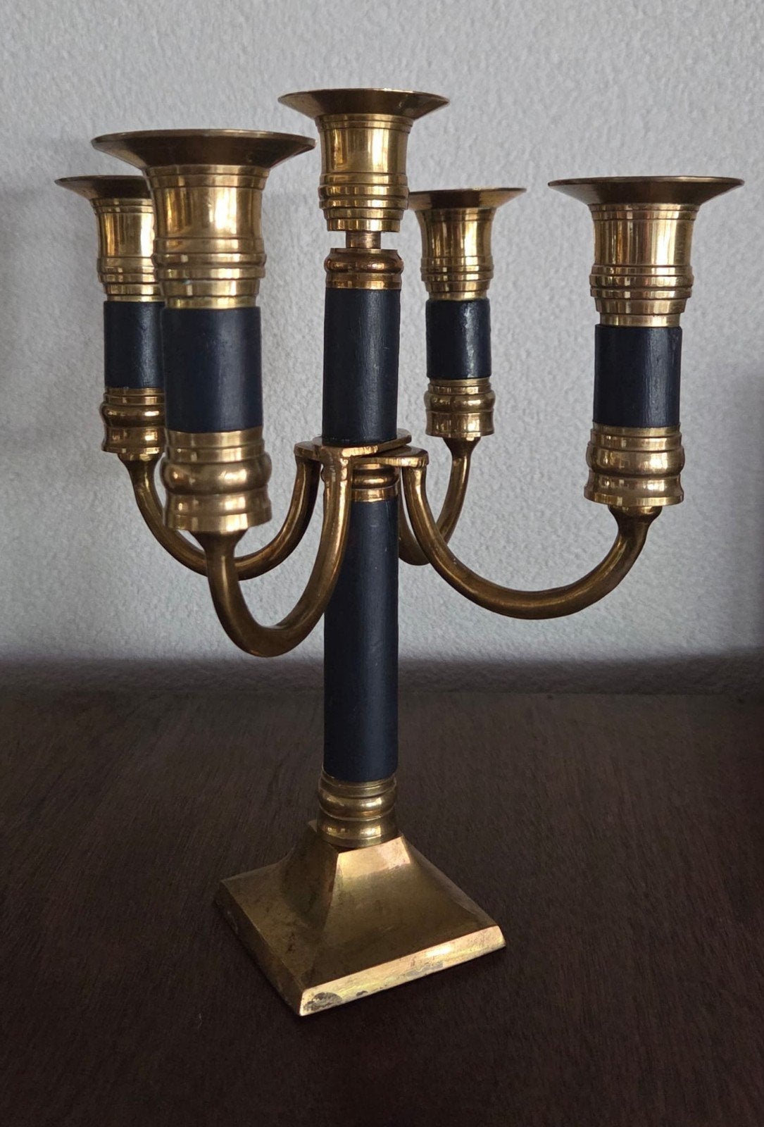 Antieke 5 armige messing kandelaar met blauwe accenten, Ophalen of Verzenden, Koper of Brons
