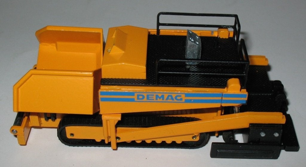 NZG 231 Demag Road Finisher 1/50 ZGAN in doosje, Hobby en Vrije tijd, Modelauto's | 1:50, Ophalen of Verzenden, Nieuw, Hijskraan, Tractor of Landbouw
