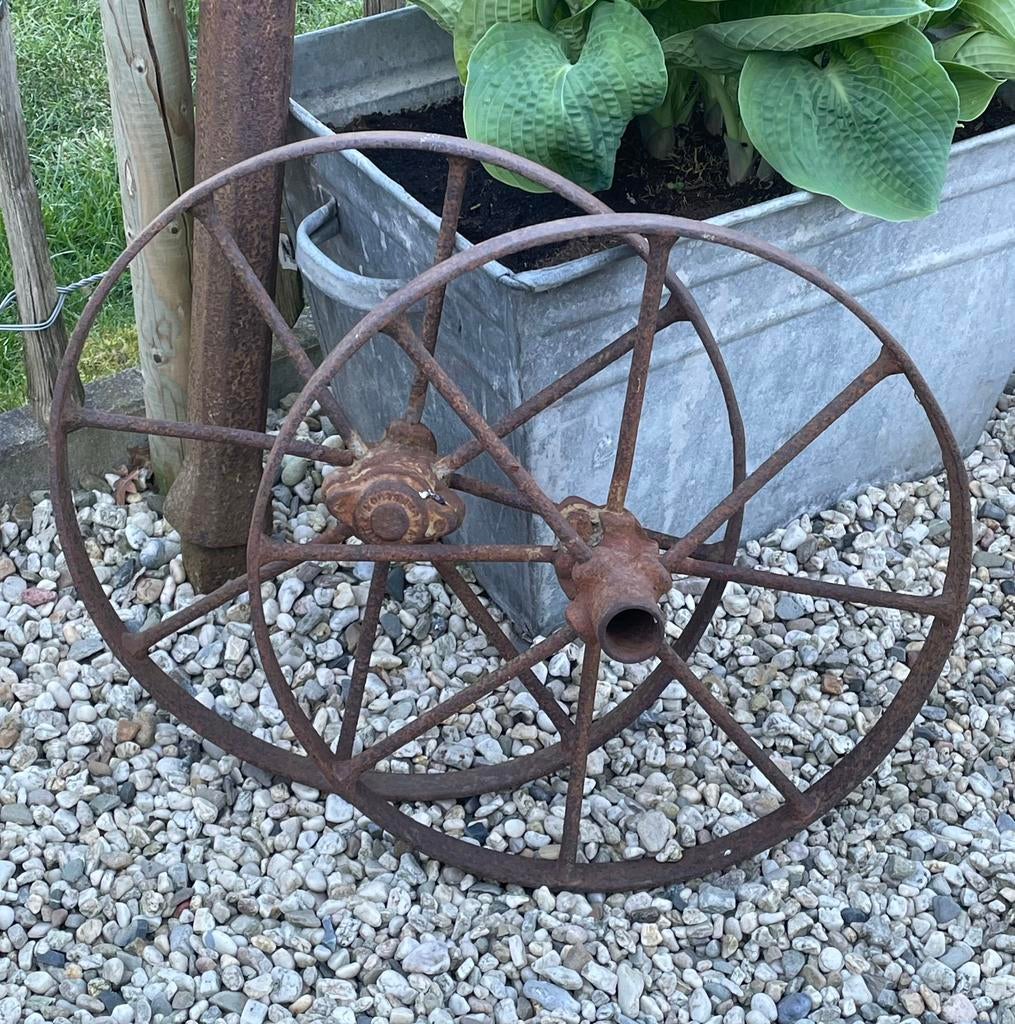 Brocante oude gietijzeren karrewiel karrewielen set van 2, Ophalen of Verzenden