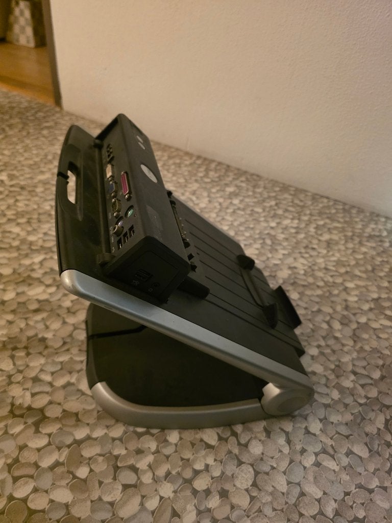 Dell laptop tilt stand dockingstation 07W762, Ophalen of Verzenden, DELL, Docking station, Gebruikt