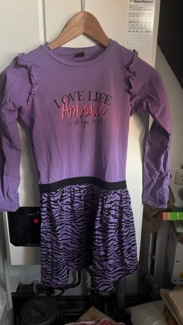 Paarse jurk met zebraprint en 'Love Life' opdruk, Kinderen en Baby's, Kinderkleding | Maat 134, Gebruikt, Meisje, Ophalen of Verzenden