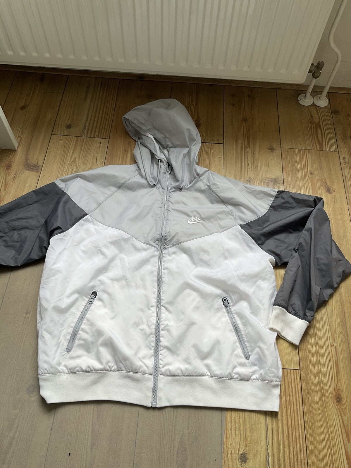 Nike Windrunner Windjack - Grijs/Wit/Zwart - Maat L, Ophalen of Verzenden, Gedragen, Maat 52/54 (L), Grijs
