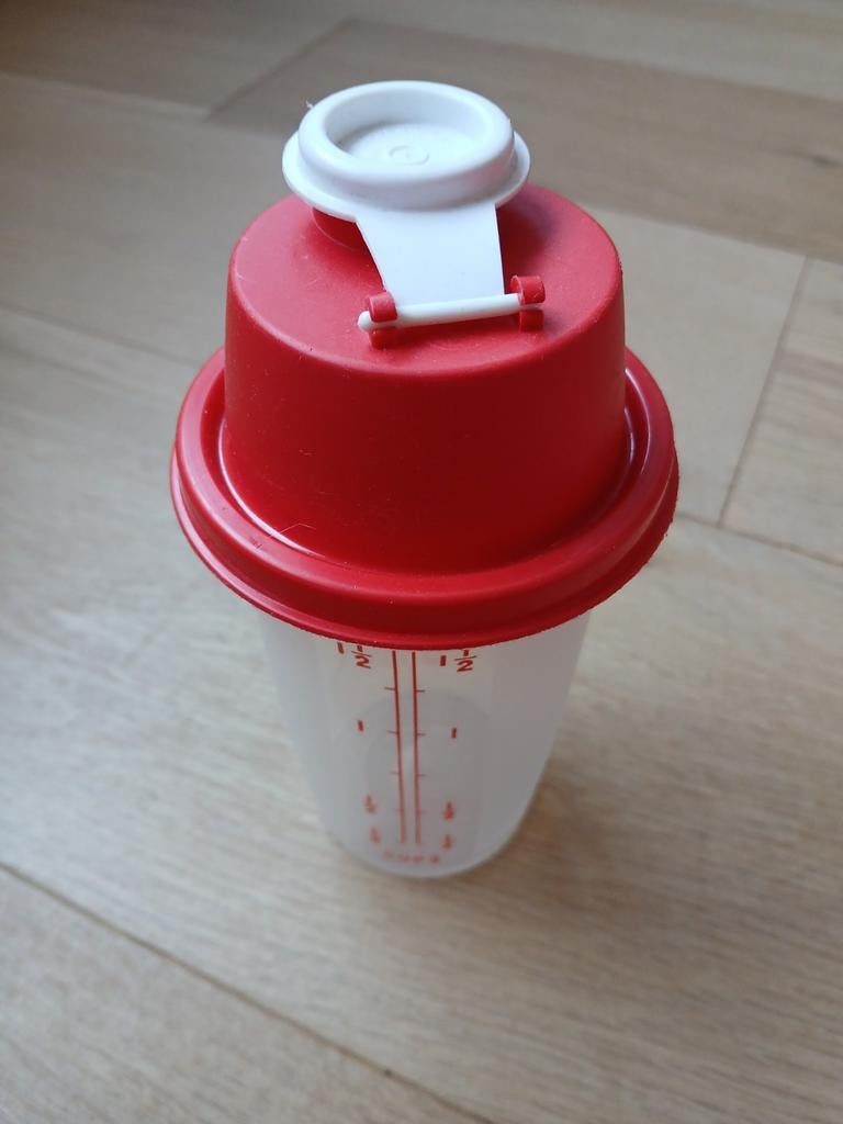 Tupperware Minishaker - Handige Kleine Shaker, Ophalen of Verzenden, Gebruikt, Rood, Beker of Kan