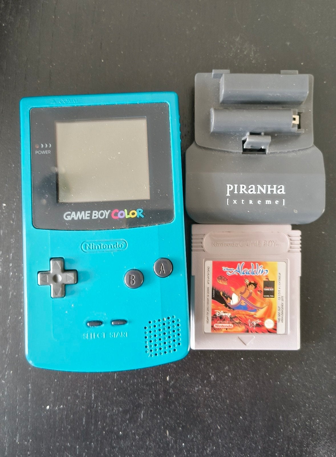 Game Boy Color met Aladdin game en Piranha oplader, Spelcomputers en Games, Ophalen of Verzenden, Gebruikt, Game Boy Color, Met games