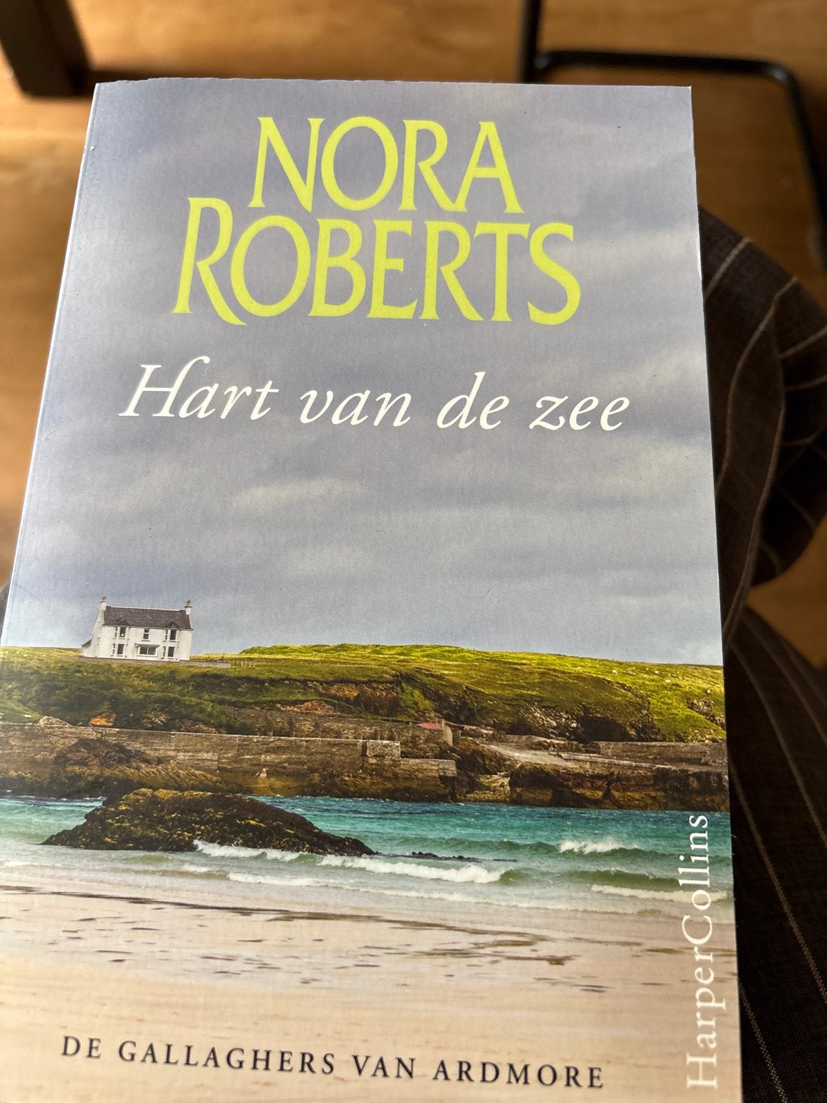 Nora Roberts - Hart van de zee (De Gallaghers van Ardmore), Ophalen of Verzenden, Zo goed als nieuw
