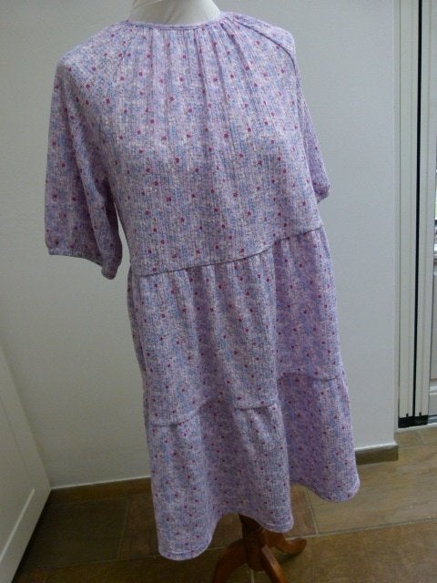 Kort wijdvallend bloemig jurkje maat M 38 40 VILA, Kleding | Dames, Maat 38/40 (M), Meerkleurig, Vila, Ophalen of Verzenden