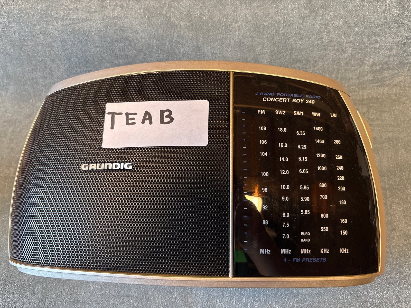 Grundig Concert Boy 240 en Music Boy 180 radio's, Ophalen of Verzenden, Gebruikt, Radio