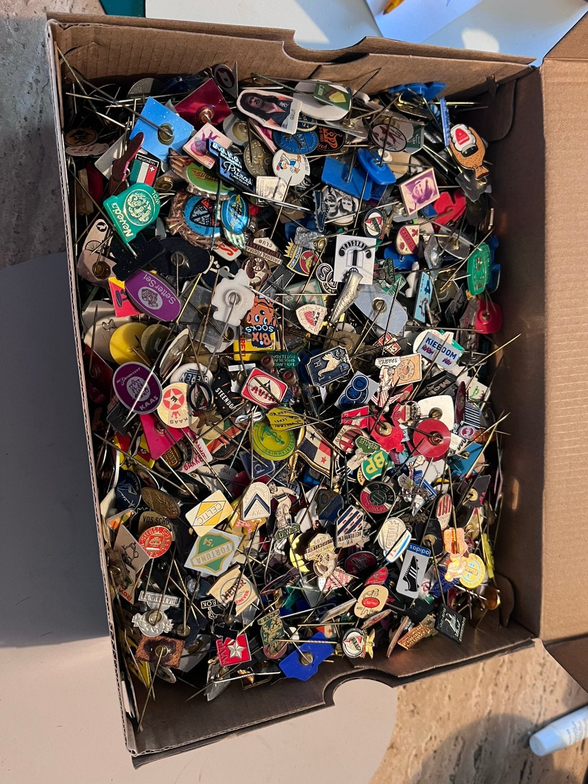 Te koop speldjes jaren 60, Verzamelen, Ophalen, Zo goed als nieuw, Overige onderwerpen
