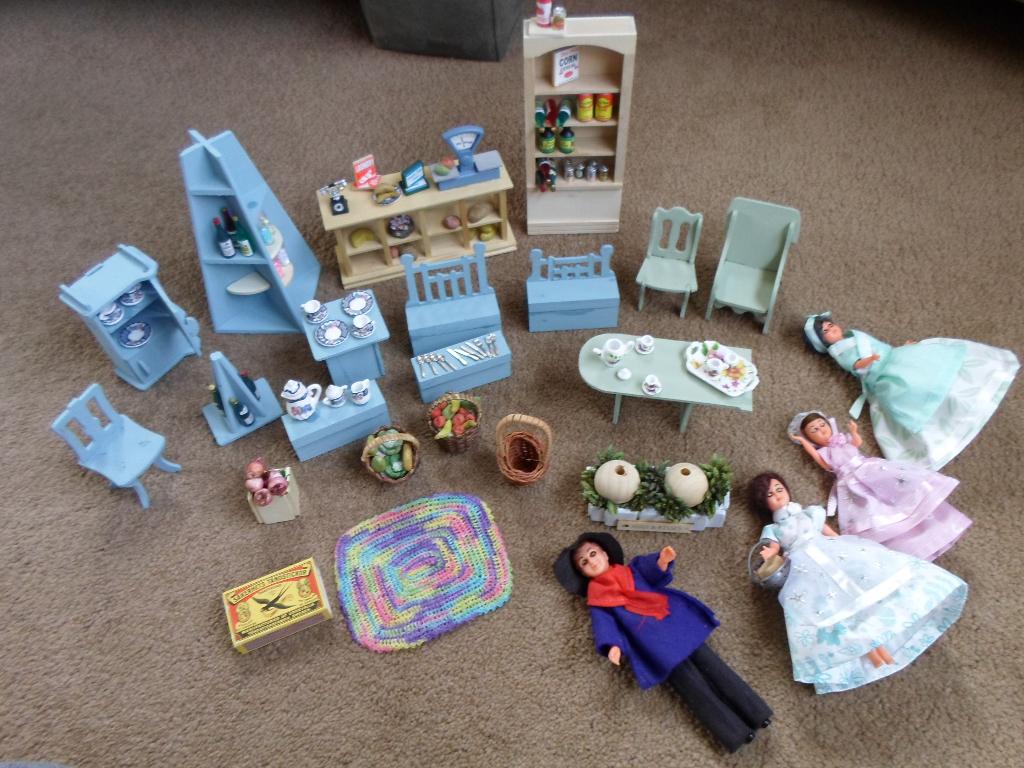 Poppenhuis     meubeltjes   en  popjes., Ophalen of Verzenden, Gebruikt, Poppenhuis