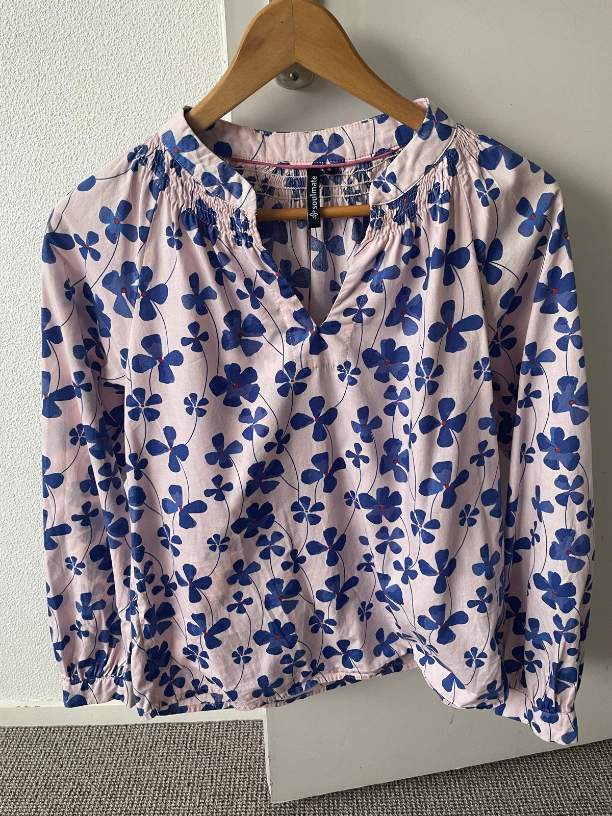 Roze blouse met blauwe bloemenprint, Kleding | Dames, Ophalen of Verzenden, Zo goed als nieuw, Maat 38/40 (M), Roze