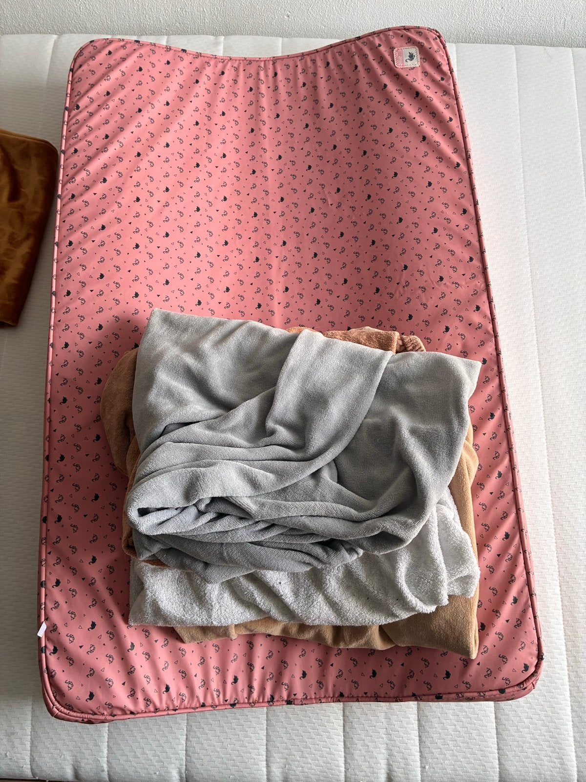 Roze aankleedkussen met hoezen, Kinderen en Baby's, Badjes en Verzorging, Gebruikt, Aankleedkussen, Standaard, Ophalen