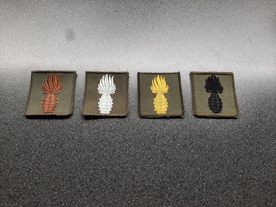 Handgranaat  Werper  -  serie van 4 stuks / bod vanaf 29,50E, Ophalen of Verzenden, Landmacht, Nederland, Embleem of Badge