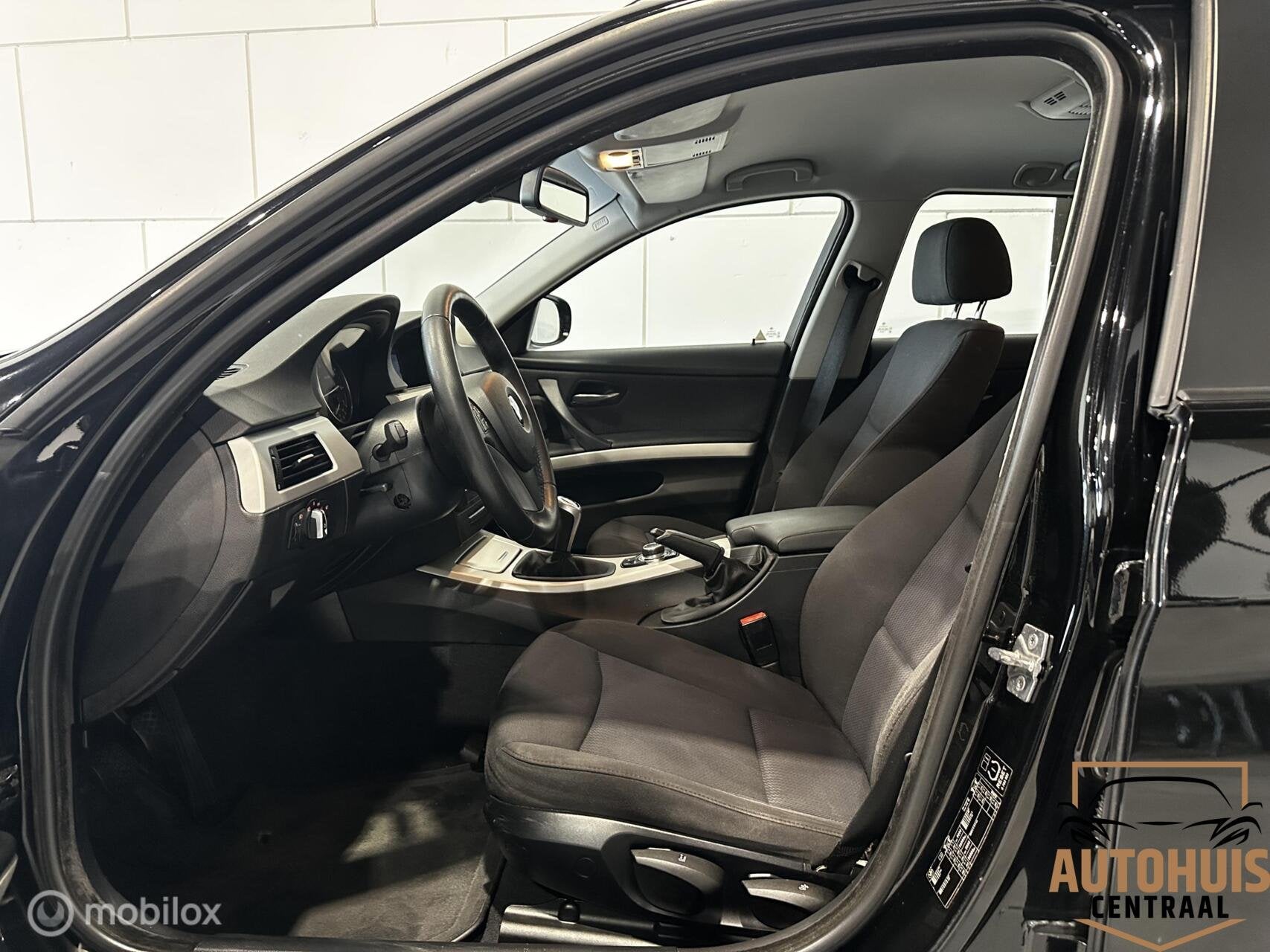 Foto 12 van BMW 3-serie Touring 318i Business Line*NwAPK*Trekhaak*Navi