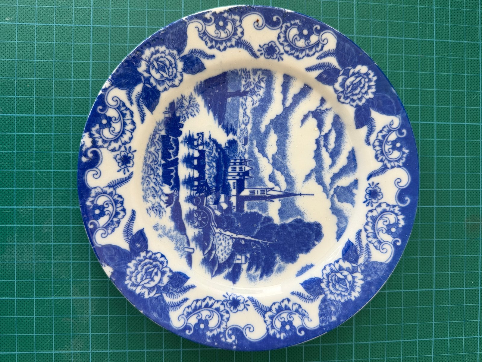 Antiek Blauw Bord met Landschap en Bloemen, Ophalen of Verzenden