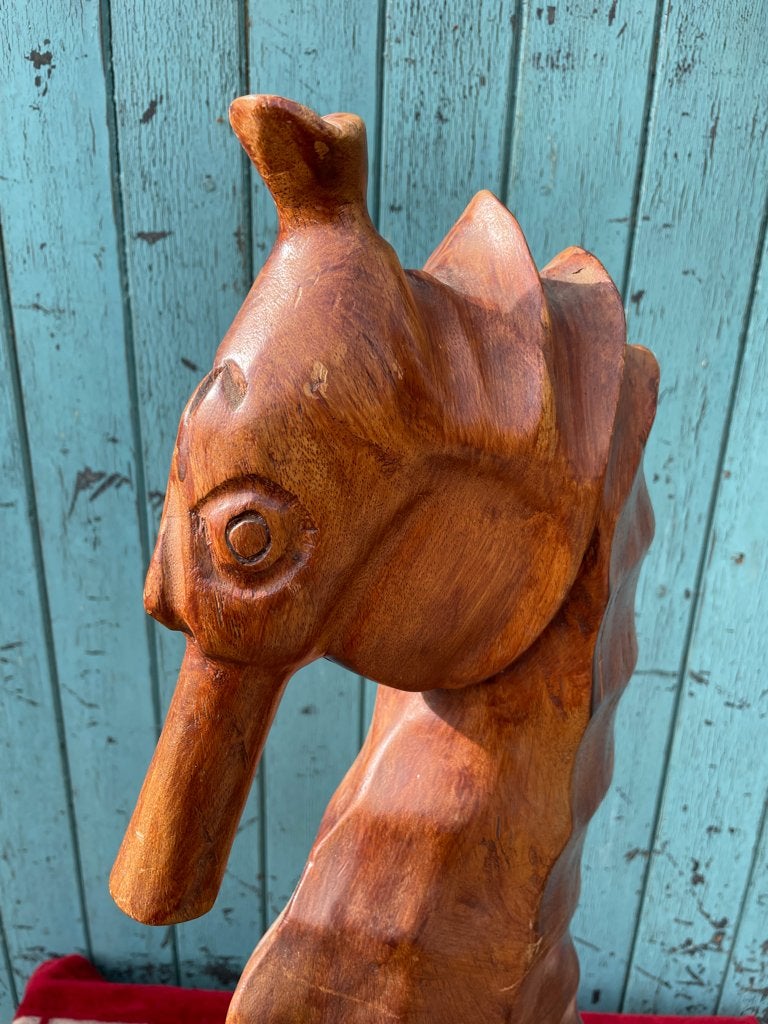 mooi oud en groot houten beeld van een Zeepaard., Ophalen