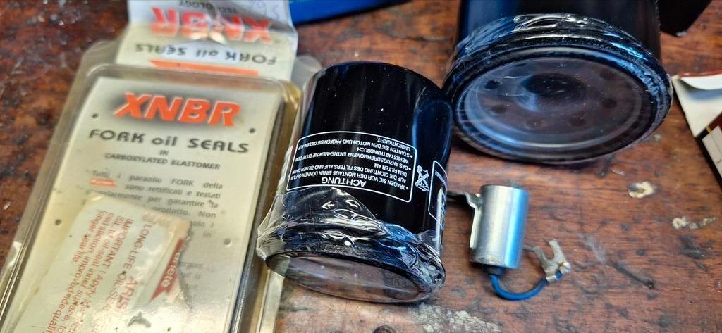 Nieuw oliefilter, condensator en voorvork keerring  motor, Ophalen of Verzenden, Nieuw