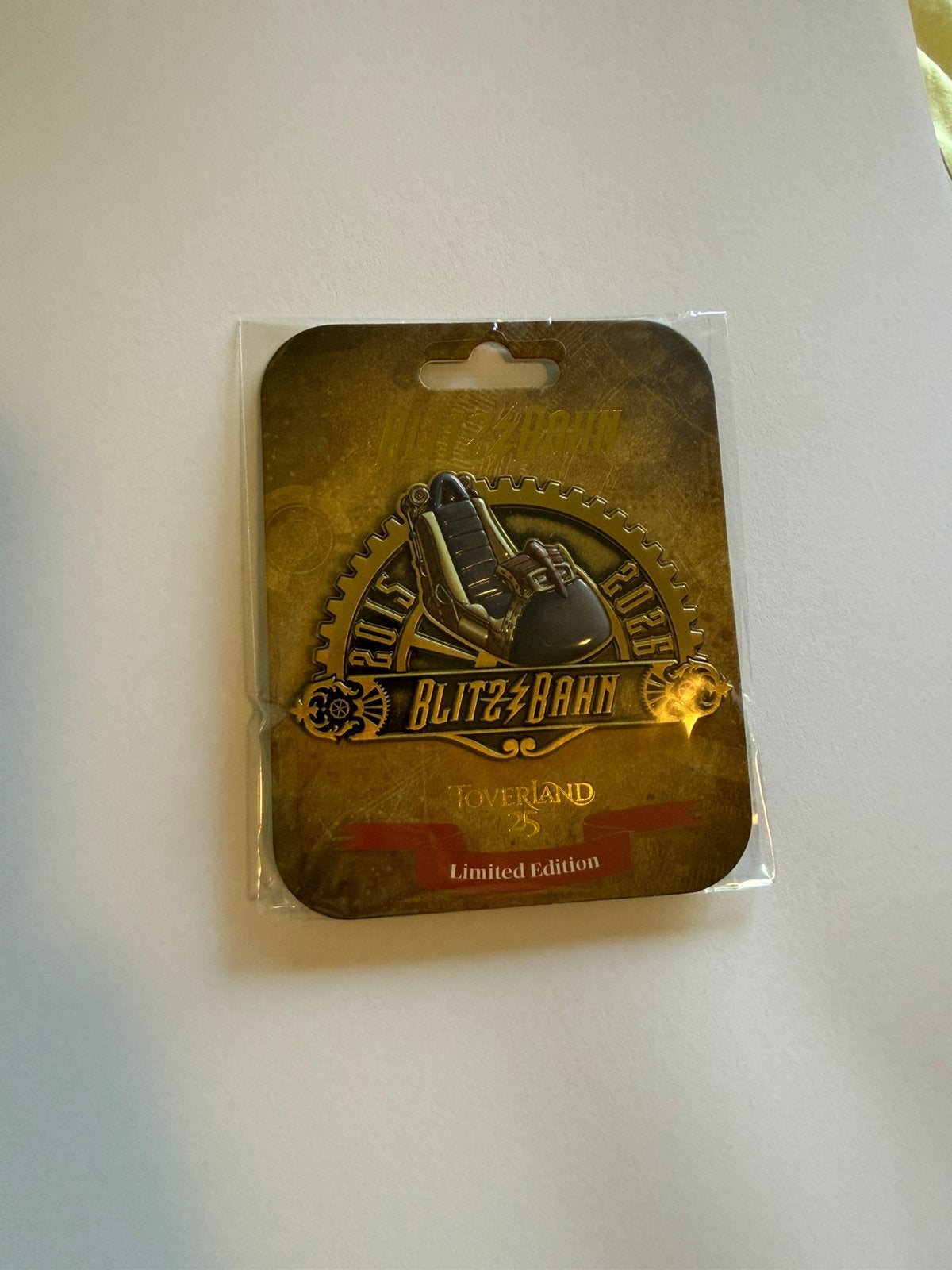 Toverland Maximus’ Blitz Bahn 2015-2026 Pin, Verzamelen, Ophalen of Verzenden, Nieuw, Overige onderwerpen, Speldje of Pin