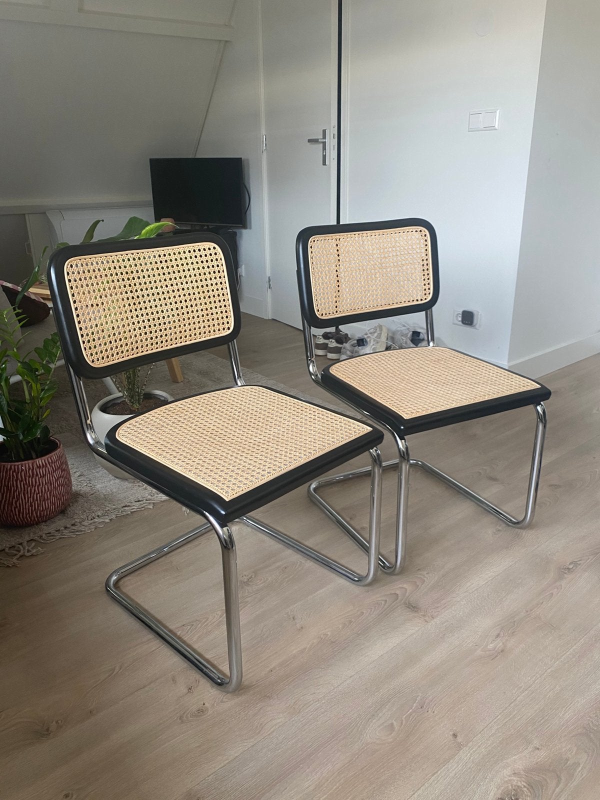 Twee rotan/webbing stoelen, zwart & chroom, Ophalen, Zo goed als nieuw, Zwart, Twee
