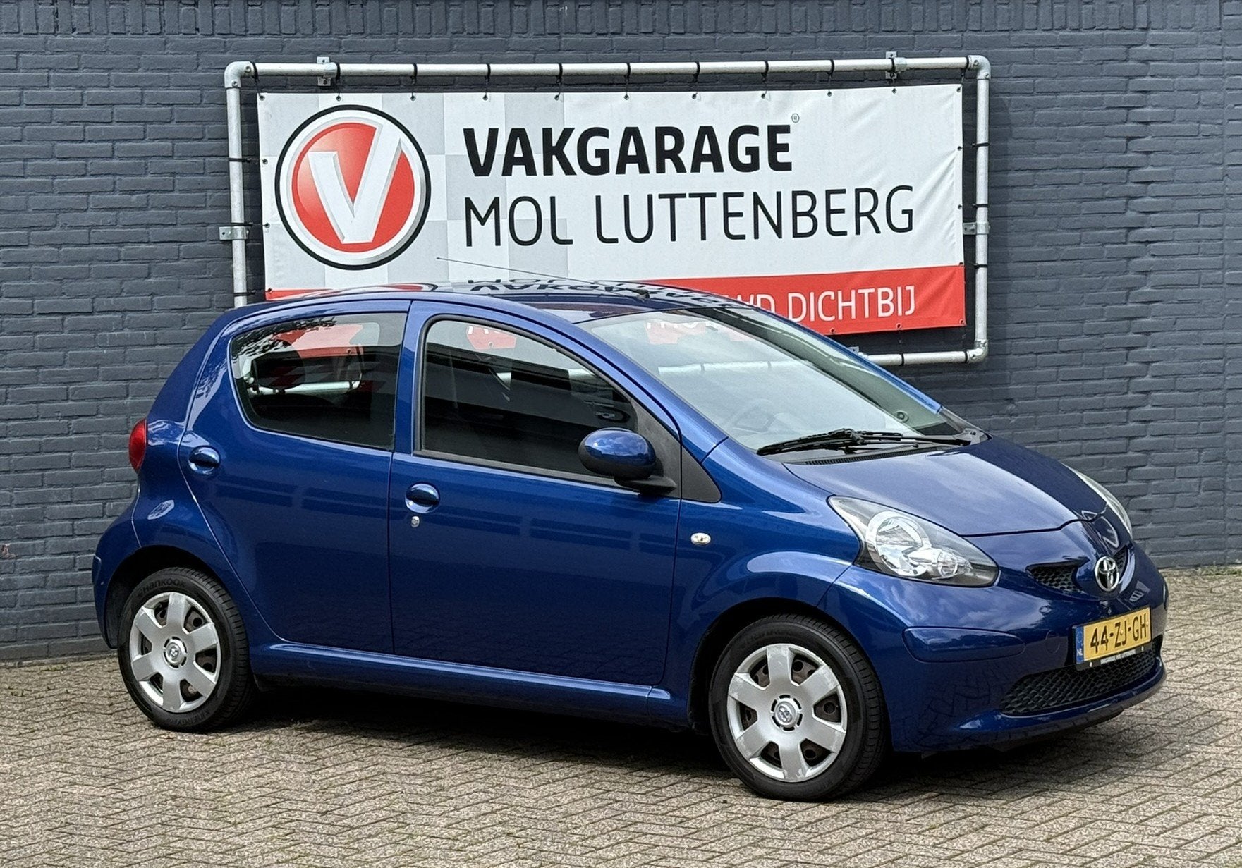 TOYOTA Aygo 1.0 12V VVT-I 5DRS MMT Plus AUTOMAAT, Auto's, Stof, Gebruikt, Zwart, 68 pk