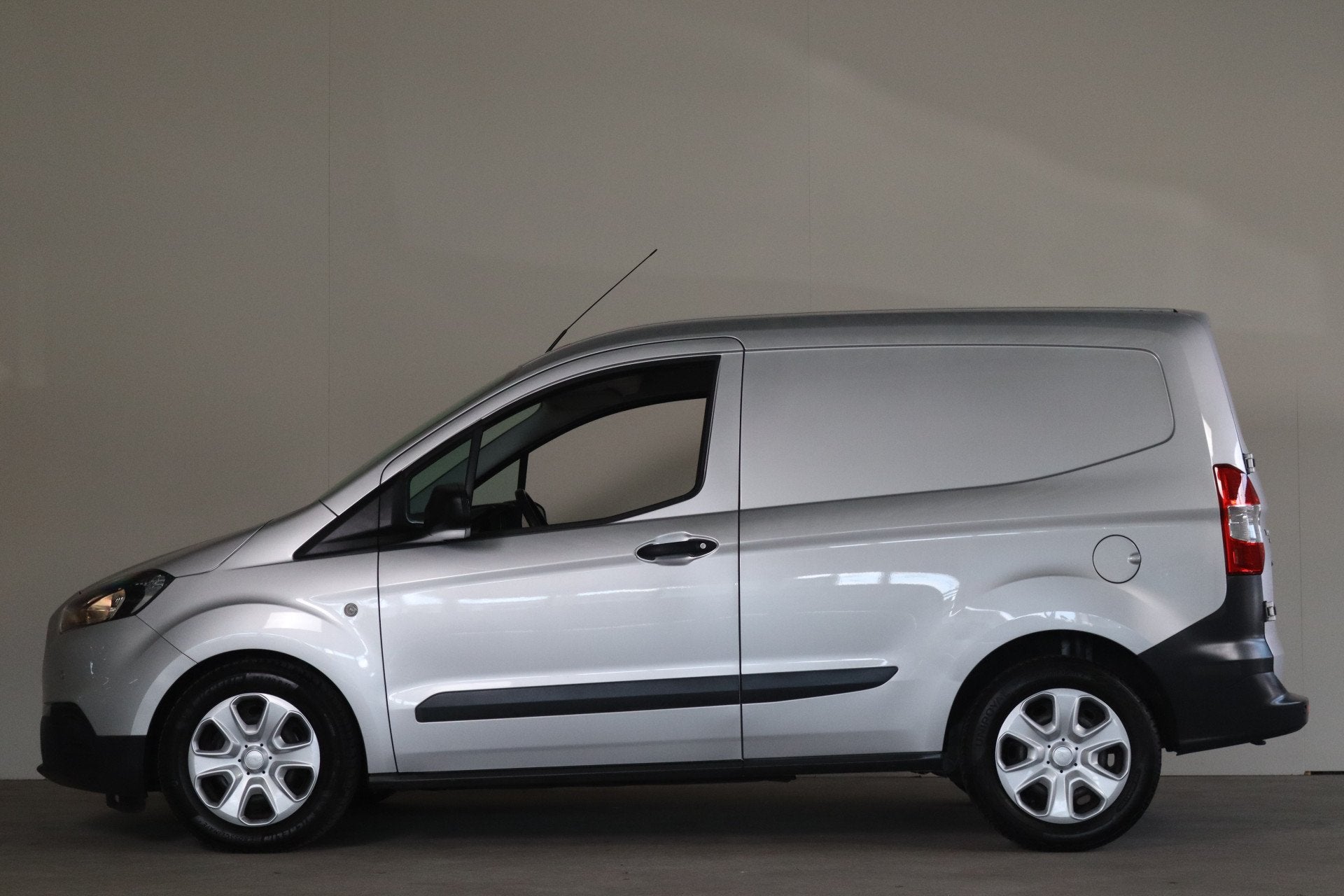 Ford Transit Courier 1.5 TDCI Trend Duratorq S&S NL-Auto! Na, Voorwielaandrijving, Stof, Euro 6, 4 cilinders